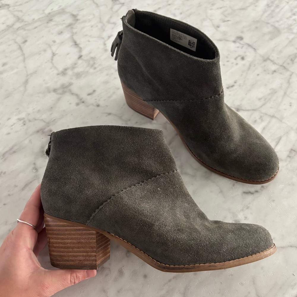• [TOMS] Leila Suede Booties •